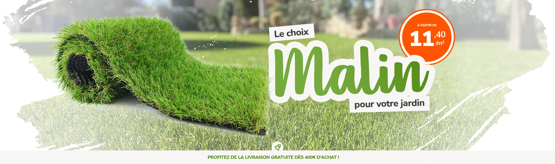 Rouleau de gazon synthétique et outils de jardinage prêts pour l’installation dans un jardin moderne